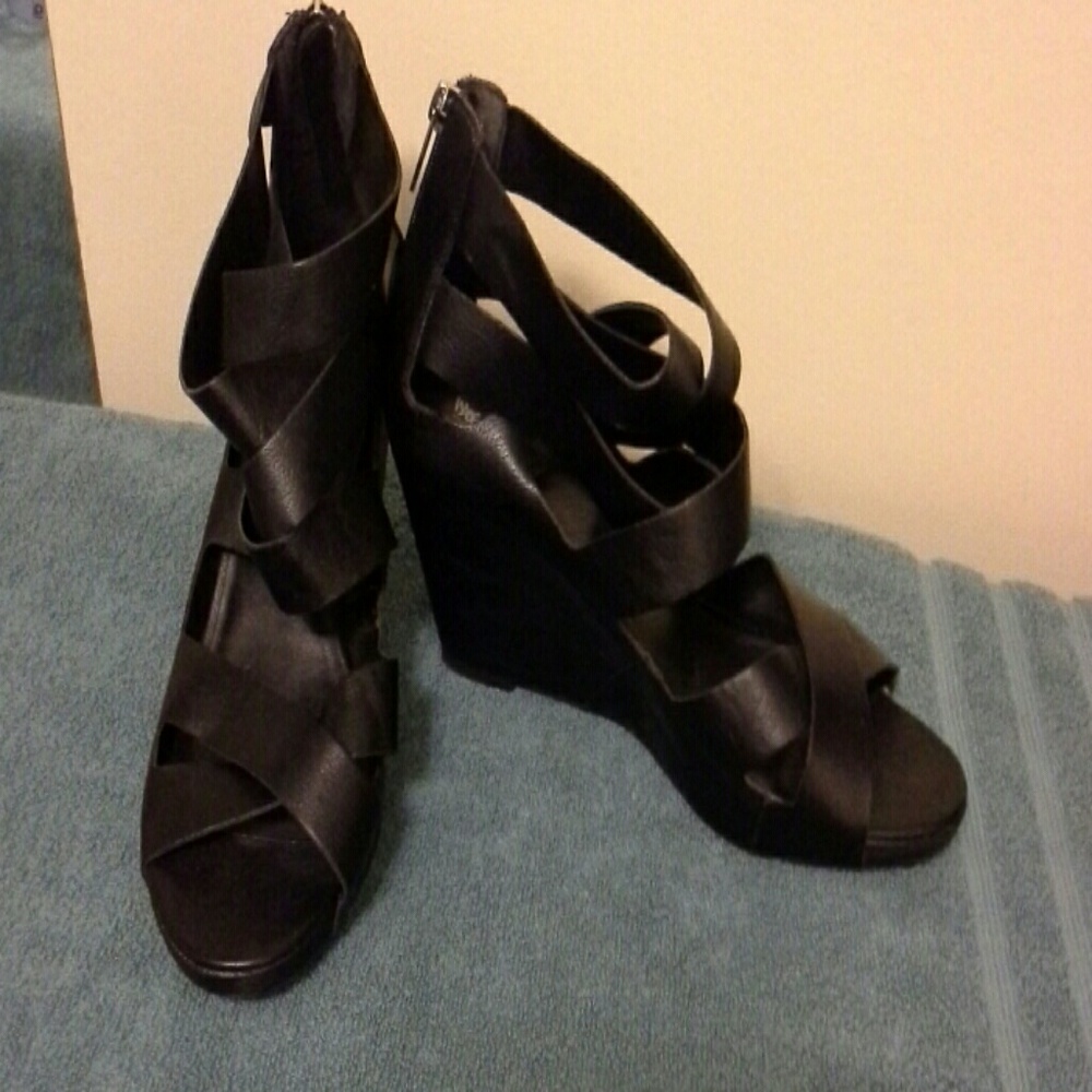 Wedge sandal zipper in back